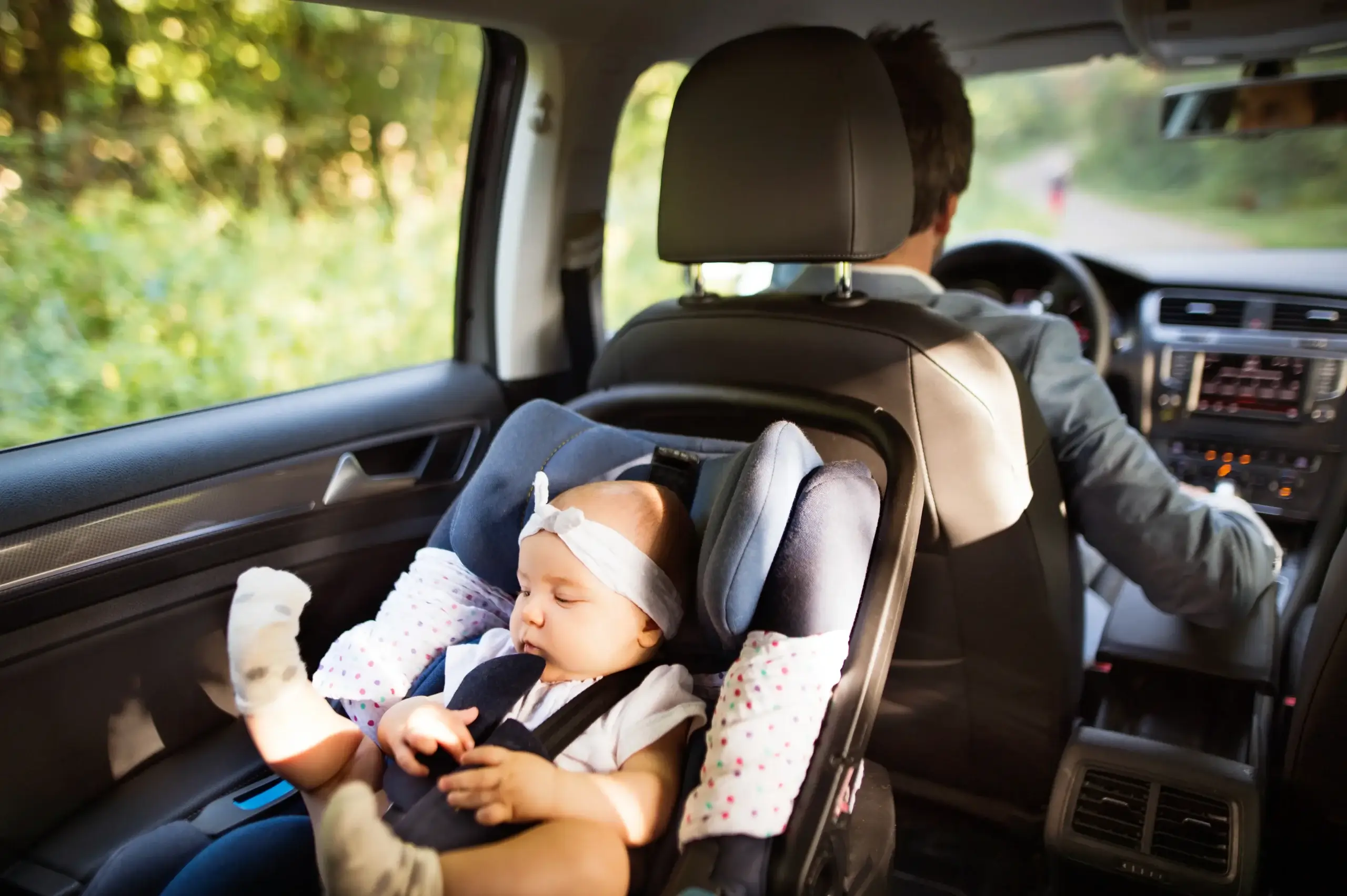 C'est un bébé dans une voiture